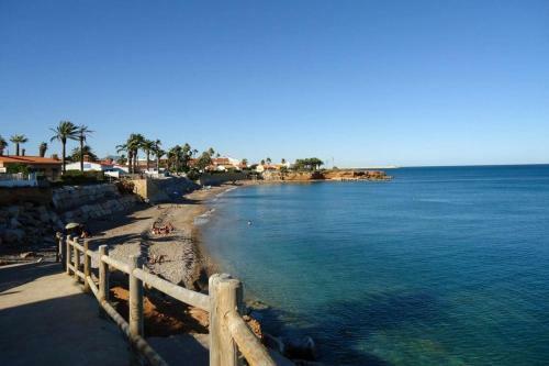Amplio Chalet Con Gran Piscina Y Jardin