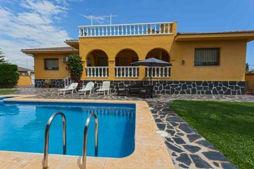 Amplio Chalet Con Gran Piscina Y Jardin