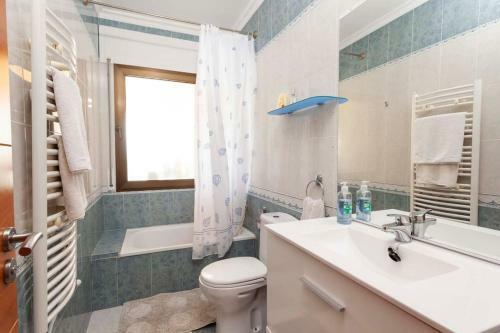 Amplio Chalet Con Gran Piscina Y Jardin