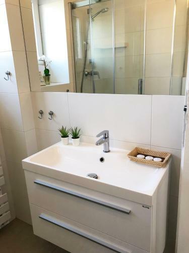 Apartamento Niepodgleglosci 245- 2br By Homeprime
