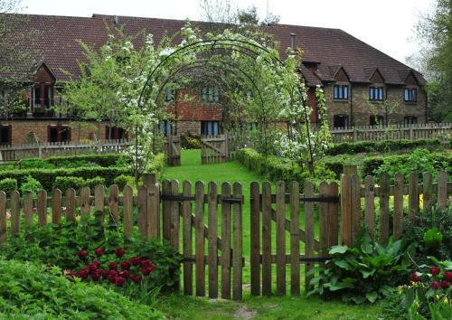 Best Western Plus Grim's Dyke Hotel