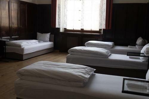 Quantum Hostel