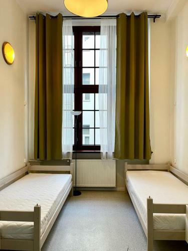 Quantum Hostel