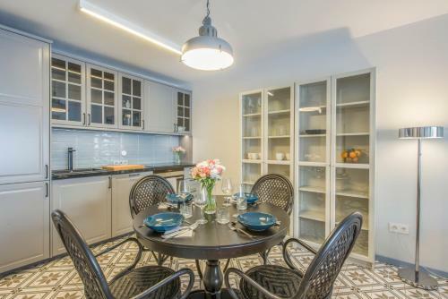 Modern, Bright And Welcoming Oceanfront Apartment