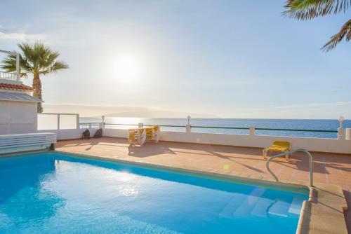 Modern, Bright And Welcoming Oceanfront Apartment