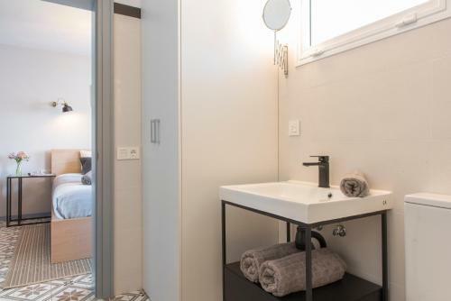Modern, Bright And Welcoming Oceanfront Apartment