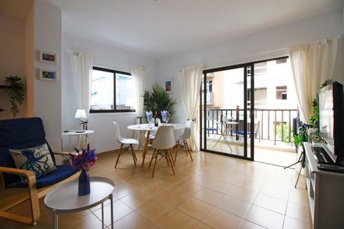 Los Angeles 3 Bed Apartment With Pool