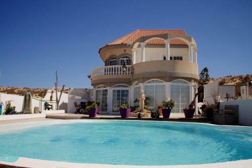 Beverley Hills Villa - 4 Apartments & Private Pool
