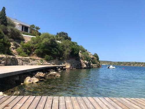 Splendide Villa Les Pieds Dans L'eau Dans La Baie De Mahon