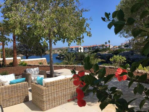Splendide Villa Les Pieds Dans L'eau Dans La Baie De Mahon