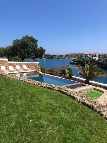 Splendide Villa Les Pieds Dans L'eau Dans La Baie De Mahon