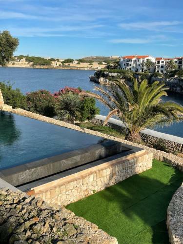 Splendide Villa Les Pieds Dans L'eau Dans La Baie De Mahon