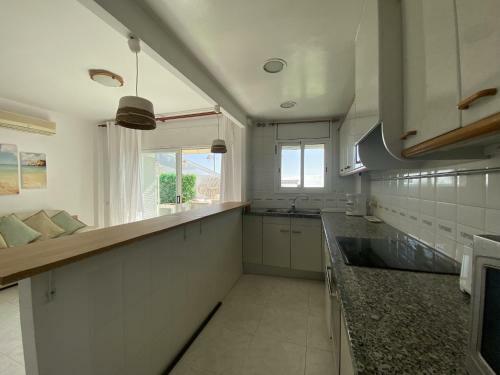 R126 Beachfront Apartment Sant Salvador