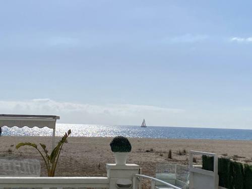 R126 Beachfront Apartment Sant Salvador