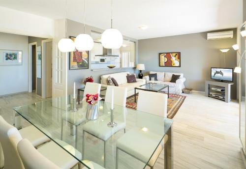 Luxury Front Line Beach Apartment
