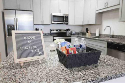Luxury Keyless Smart Apartment W/indoor Fireplace