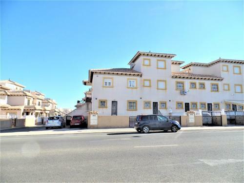 Ground Floor Apartment With Communal Pool Close To All Amenities