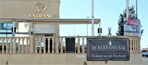 Ground Floor Apartment With Communal Pool Close To All Amenities