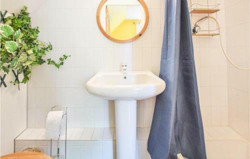 Stunning Apartment In Le Mesnil-esnard With Wifi