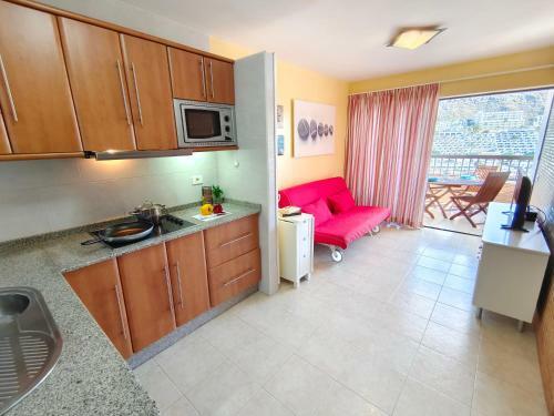 Apartment With Sunny Balcony - Short Distance To Swimming Pool