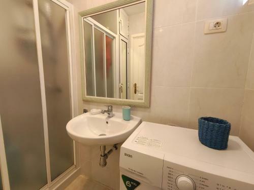 Apartment With Sunny Balcony - Short Distance To Swimming Pool