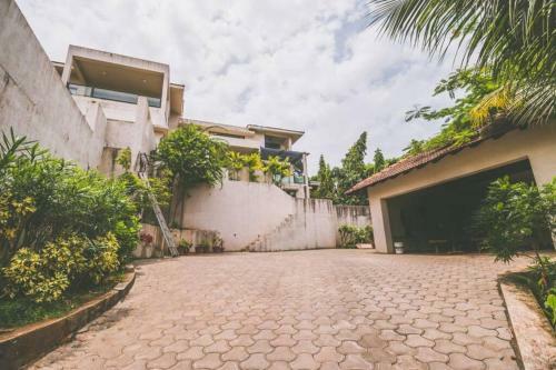 Villa Cliffhouse By Hireavilla, Candolim