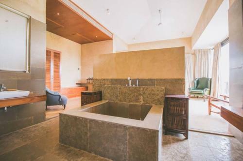 Villa Cliffhouse By Hireavilla, Candolim