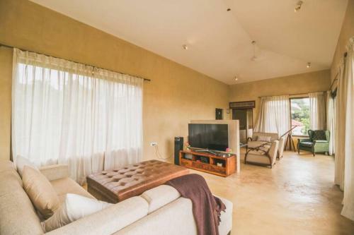 Villa Cliffhouse By Hireavilla, Candolim