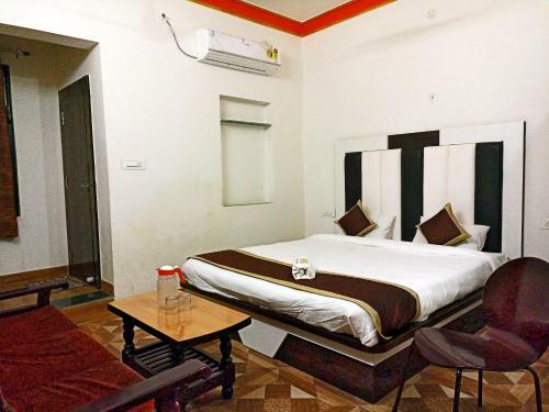 Hotel Dhanush Palace
