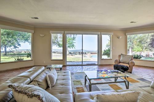 Luxe Auburn Hideaway With Tennis Court And Views!