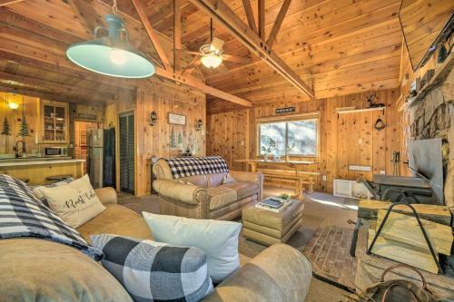 Cozy Cabin About 3 Mi To Big Trees State Park!
