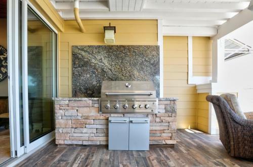 Beach Front In Avila - 370frnt