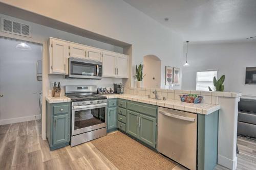 Stylish Bakersfield Getaway With Pool Table!