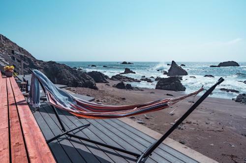 Seamist Beach Cottage, Private Beach & Ocean Views