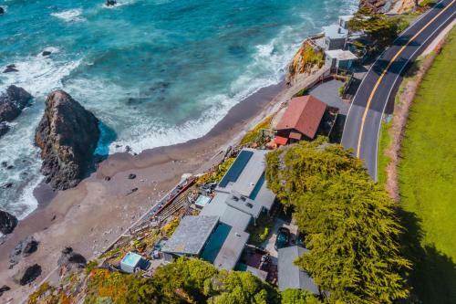 Seamist Beach Cottage, Private Beach & Ocean Views