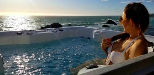 Seamist Beach Cottage, Private Beach & Ocean Views