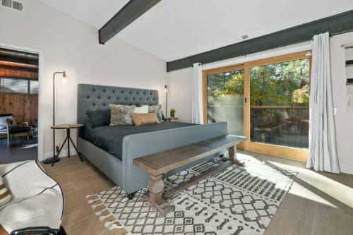 Modern Split Level Cabin -hot Tub & Game Room