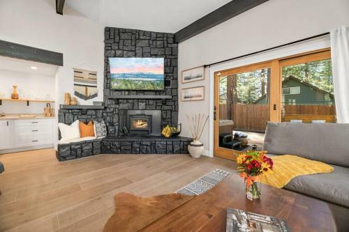 Modern Split Level Cabin -hot Tub & Game Room