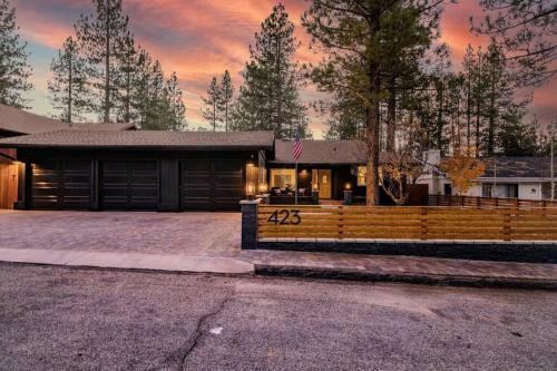 Modern Split Level Cabin -hot Tub & Game Room