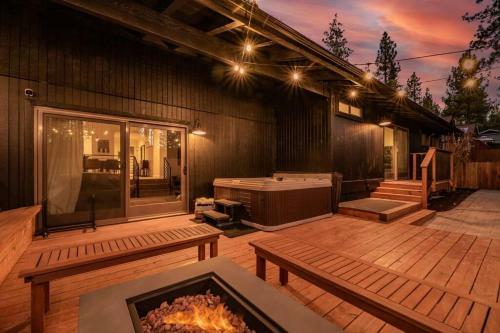 Modern Split Level Cabin -hot Tub & Game Room