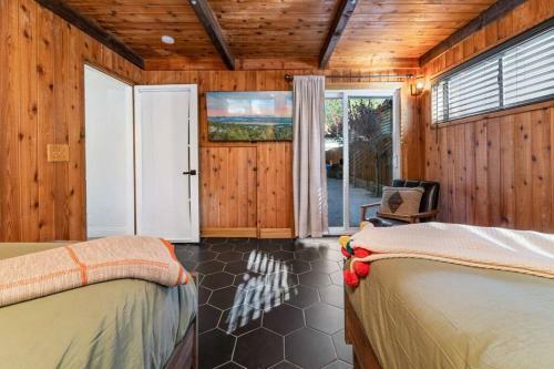 Modern Split Level Cabin -hot Tub & Game Room