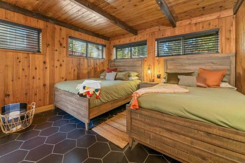 Modern Split Level Cabin -hot Tub & Game Room