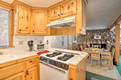 Cozy Cottage With Spacious Yard About 4 Mi To Ski!