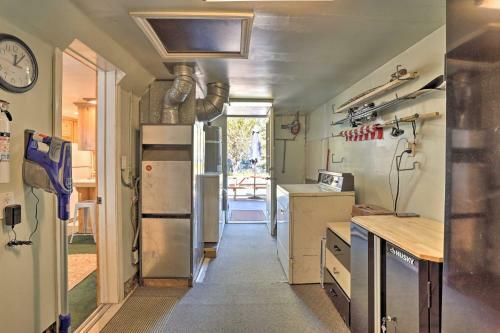 Cozy Cottage With Spacious Yard About 4 Mi To Ski!