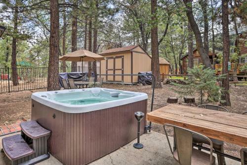 Cozy Cabin About 3 Mi To Big Bear Mtn Ski Resort!
