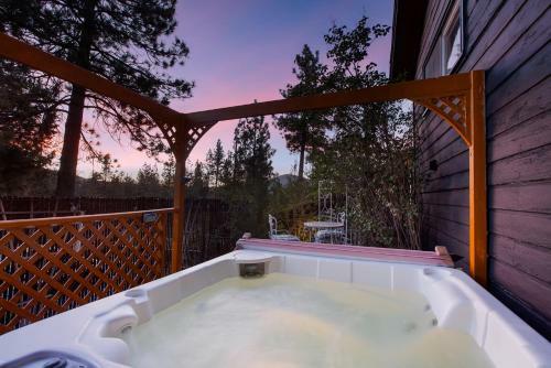 Bear Cabin-central Ac, Play Deck, Jacuzzi