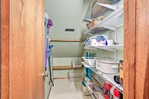 Homely Pet-friendly Abode, 3 Mi To Skiing!