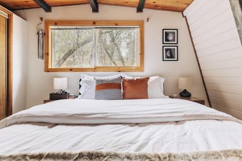 Stylish Big Bear Cabin With Deck And Fireplace!