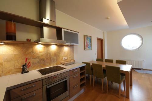Airhome - Old Town View Apartment