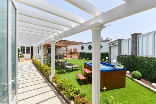 Jacuzzi & Garden Bungalow